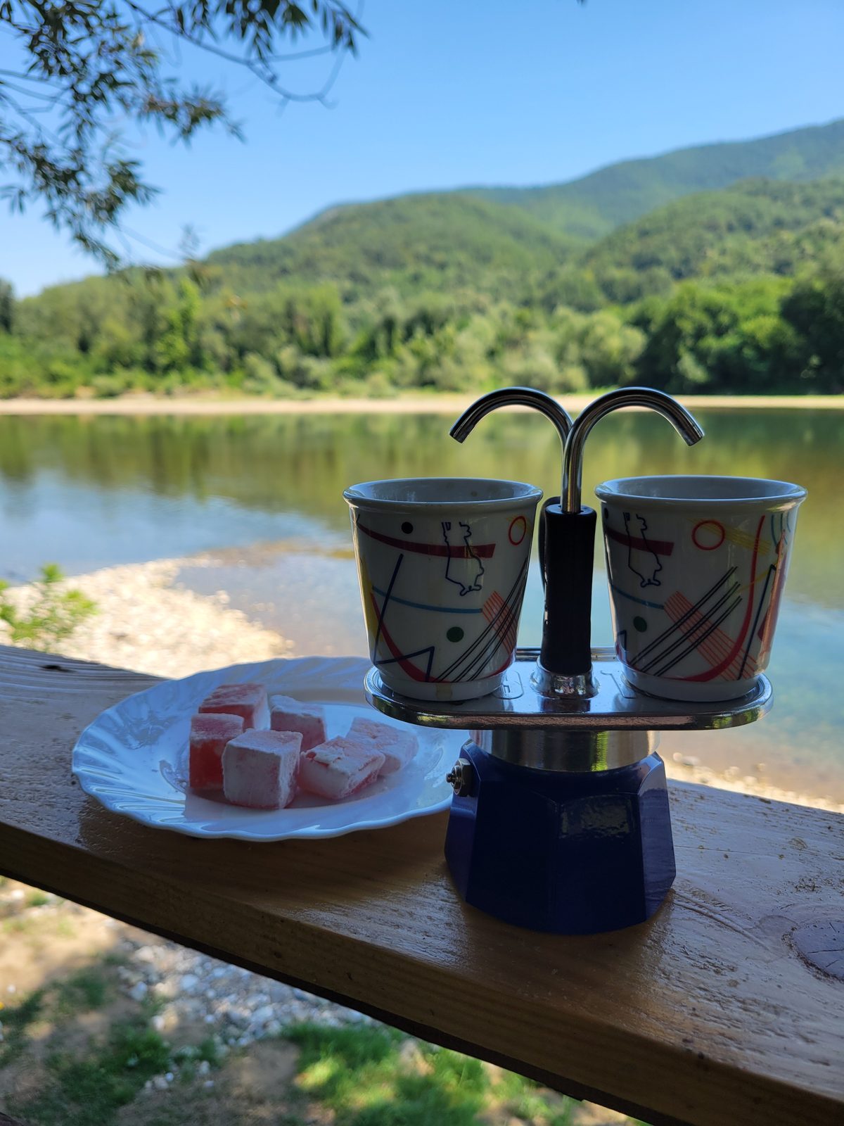 Jutarnja kafa na balkonu sa pogledom na Drinu