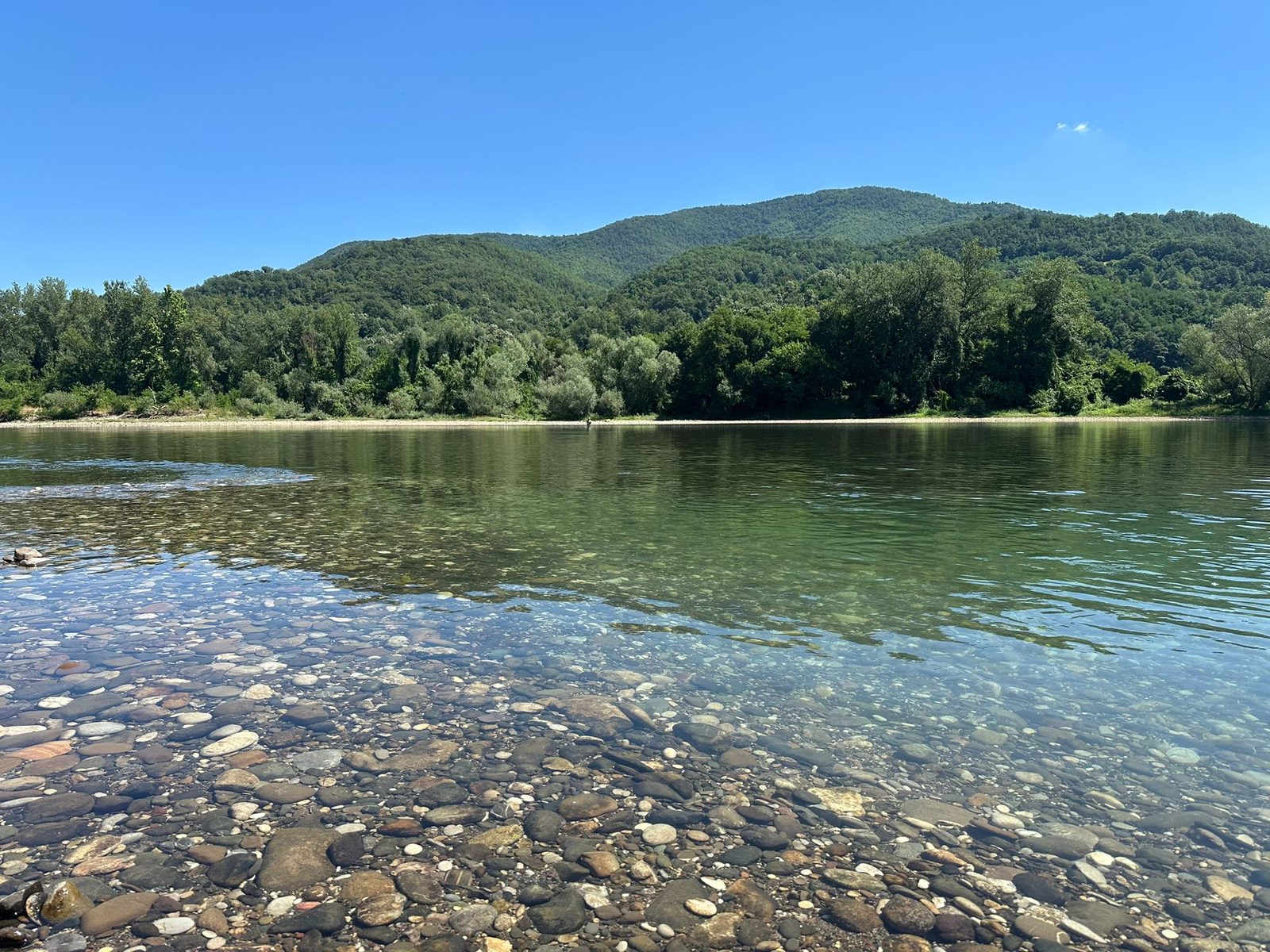 Smaragdna Drina sa pogledom na planinu Gučevo