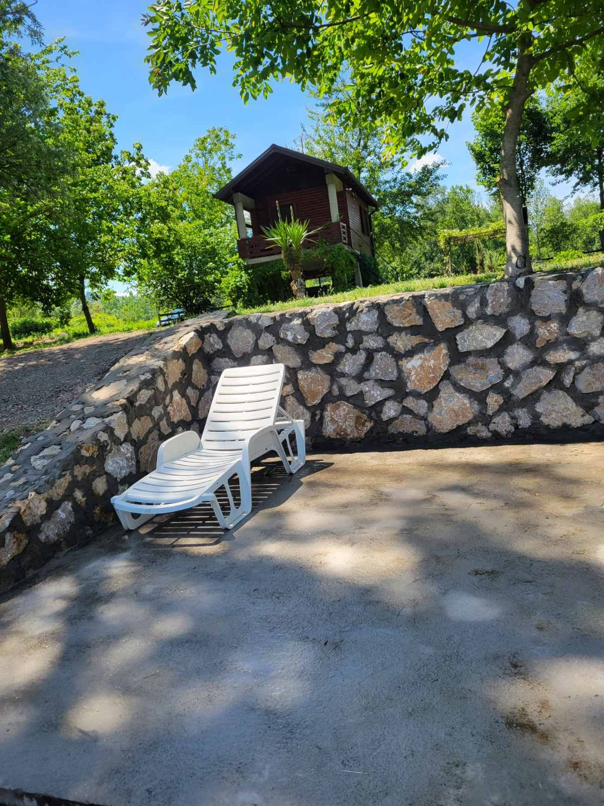 Ležaljka uz kameni zid