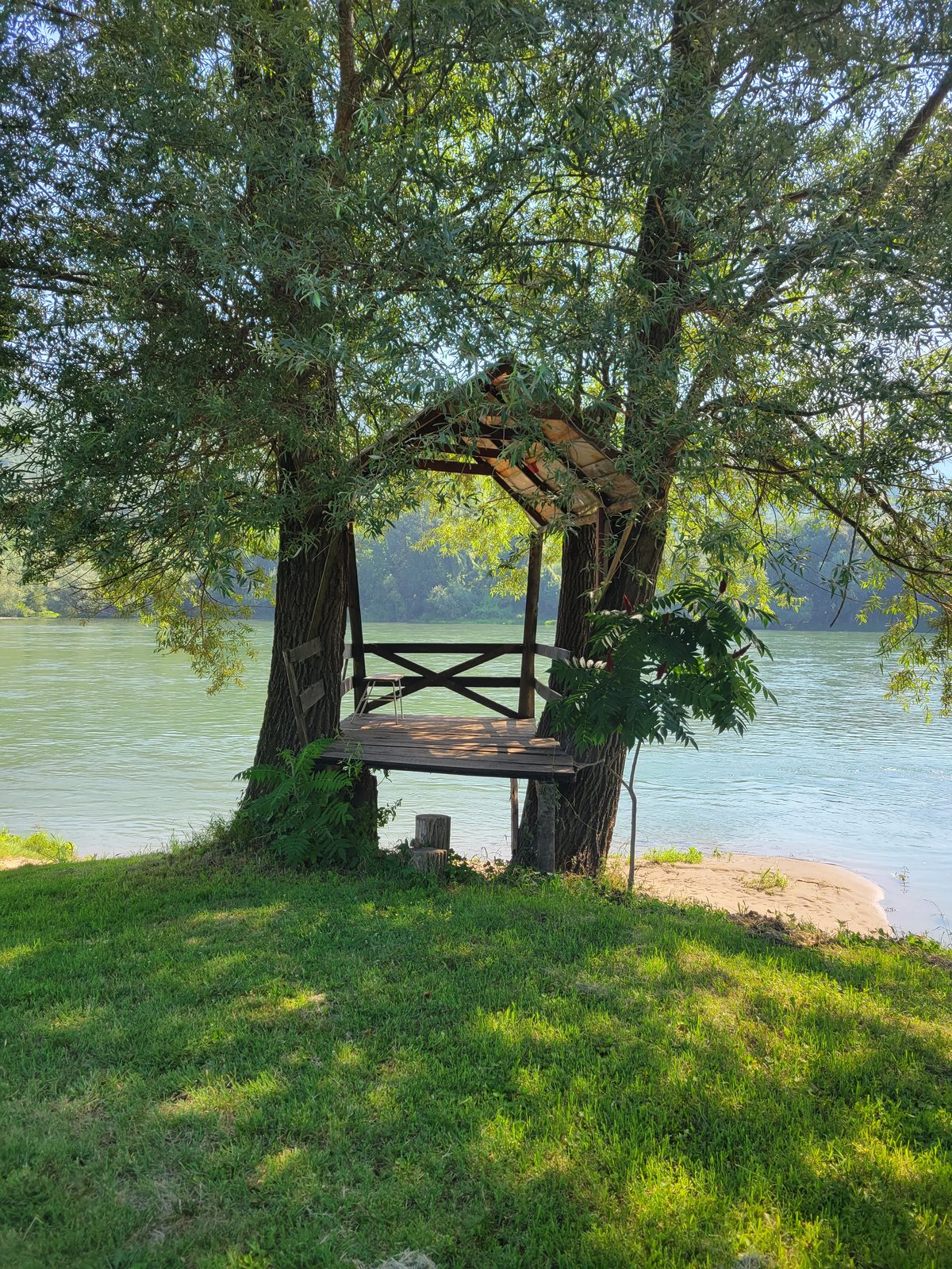 Vidikovac sagrađen između 4 vrbe na obali Drine — od ovog mjesta počinje priča o vikendici