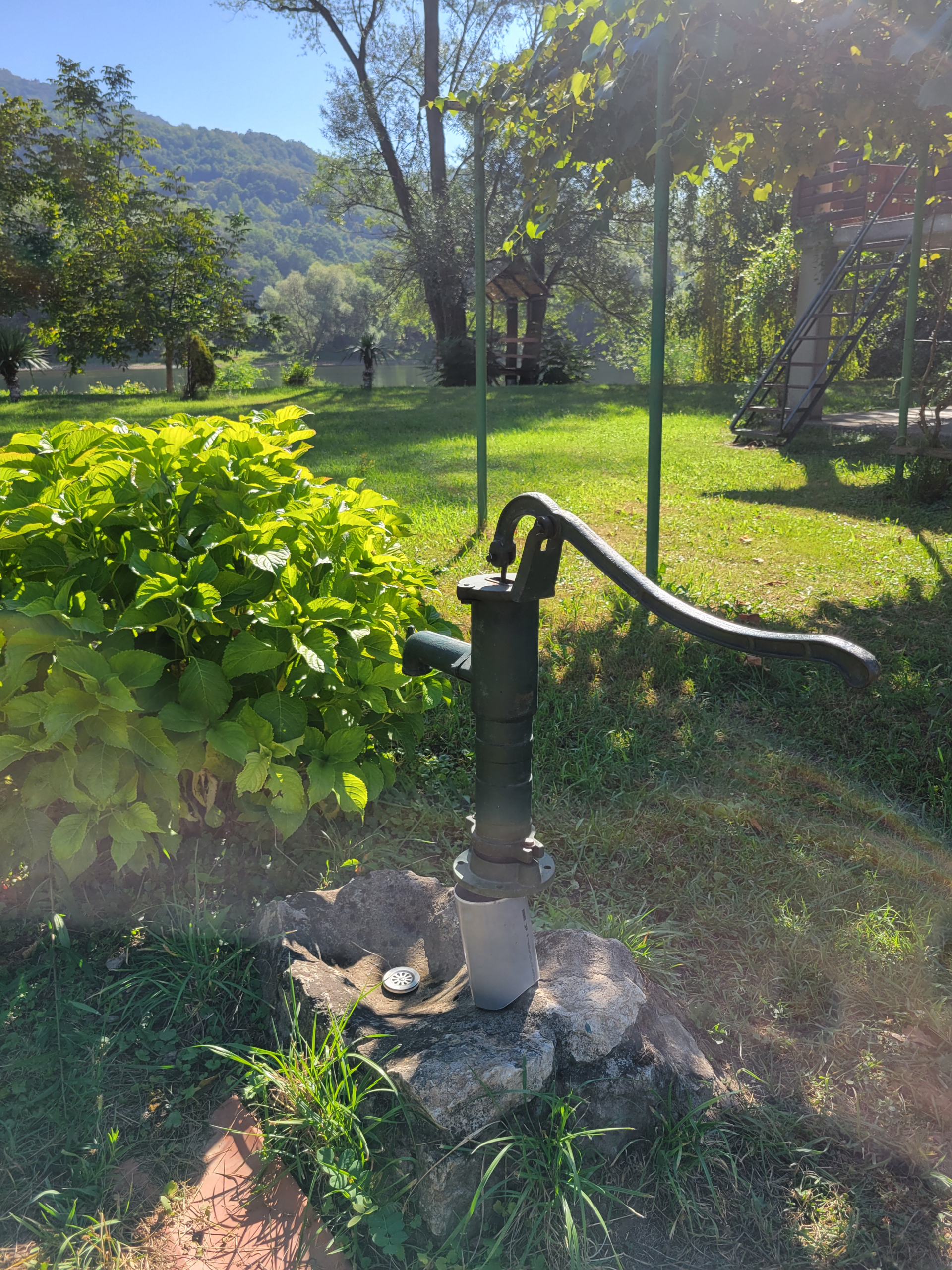 Stara pumpa u dvorištu